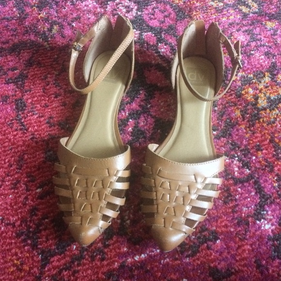 Pointed toe woven flats