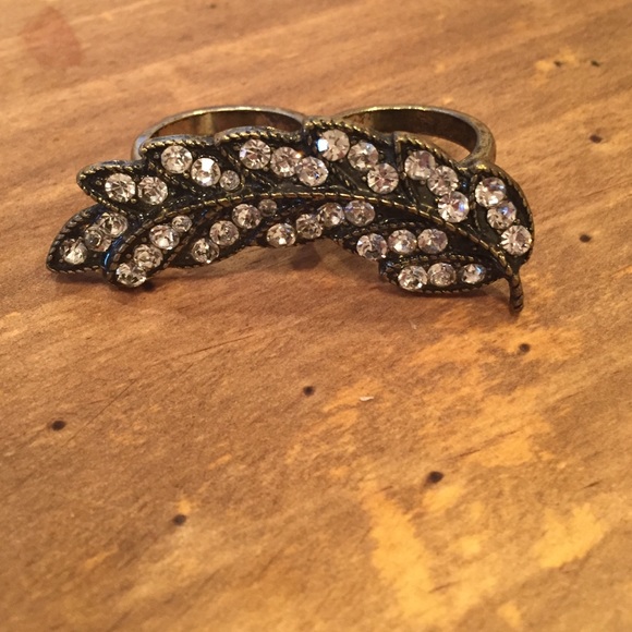 Double finger jeweled leaf ring