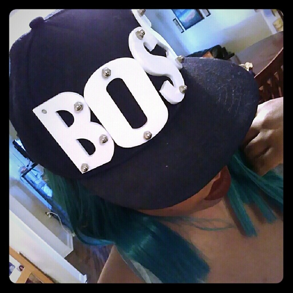 Statement hat