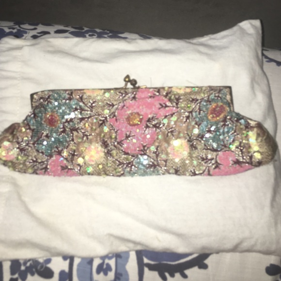 Express sequined clutch