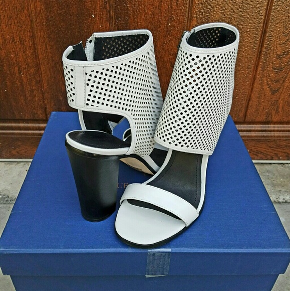 Gorgeous Pour La Victoire Sandals - Picture 2 of 4