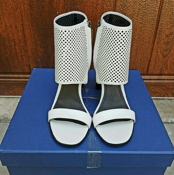 Gorgeous Pour La Victoire Sandals - Picture 3 of 4