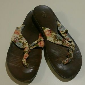 Target Brand flower print flip flops size 8