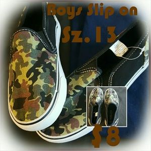 🚨Boys Camo slip on🚨