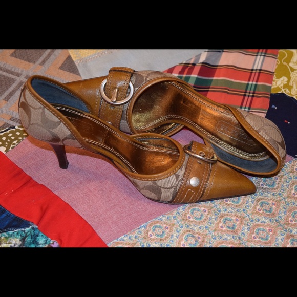 Coach Pumps