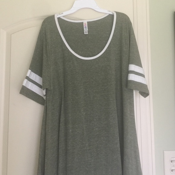 LuLaRoe Classic Tee- Size L
