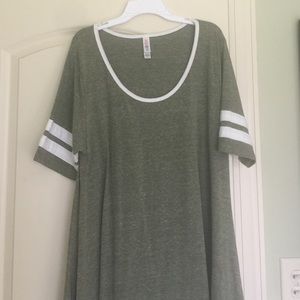 LuLaRoe Classic Tee- Size L