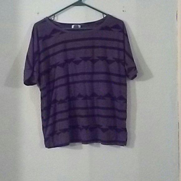 Black and gray patterned tee