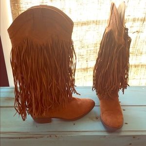 Quipid fringe boots.