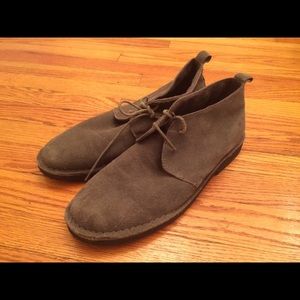 Men's brand new gray suede chukka boot, size 10.5
