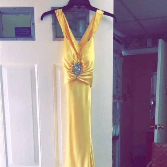 Beautiful yellow prom dress!!