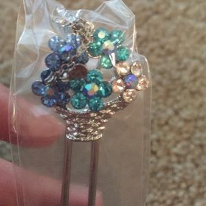 NEW IN PACKAGE-- Dimond flower hair pin
