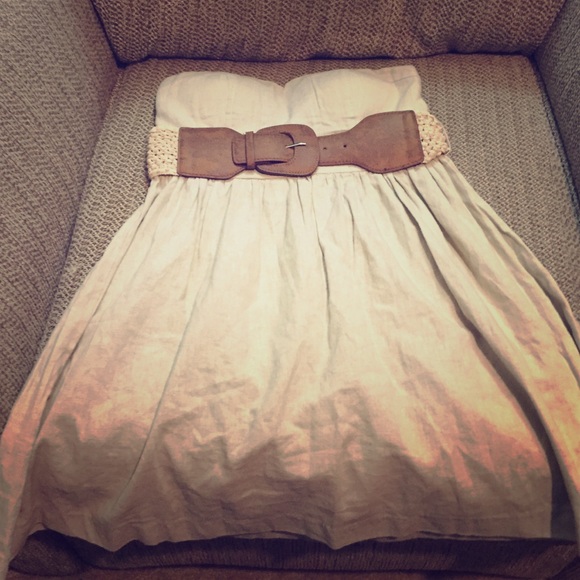 Country-chic strapless dress