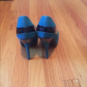 Blue/turquoise and black pumps