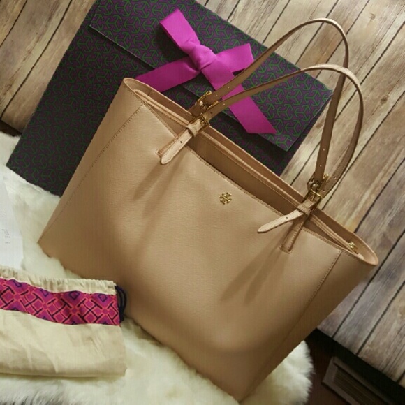 Authentic Tory Burch Large York in Light Oak.