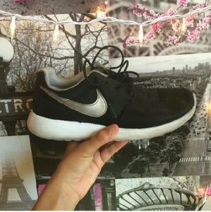 Nike roshes black silver swoop