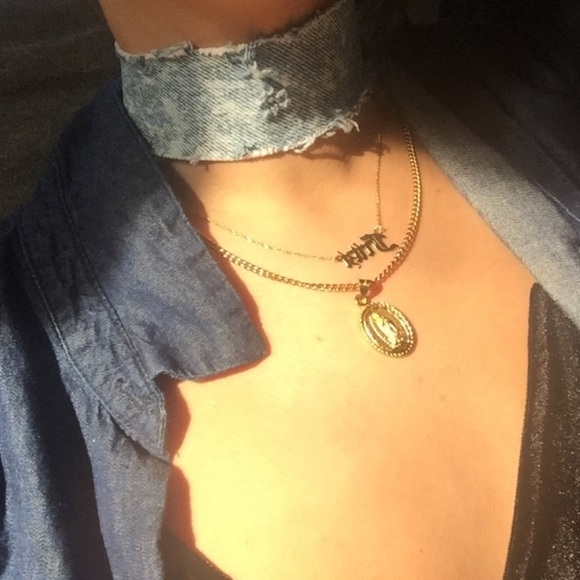 DISTRESSED DENIM CHOKER