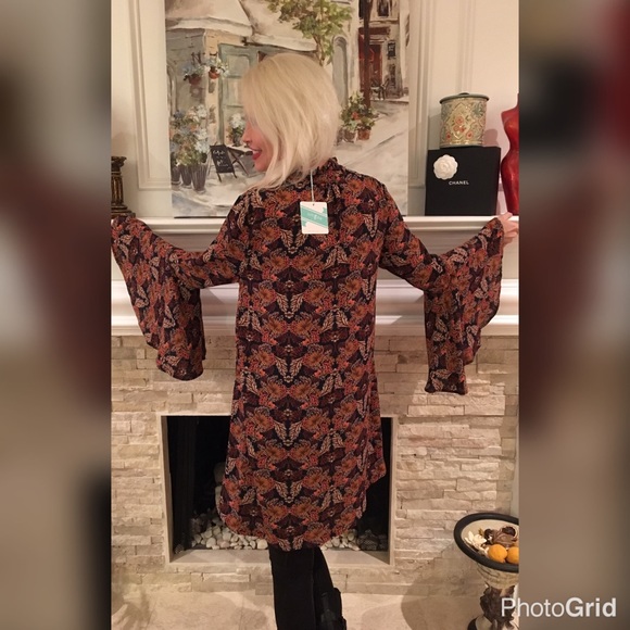 Stunning exaggerated bell sleeve dress - Picture 2 of 2