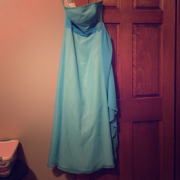 Teal Gown with attached sashe. - Picture 1 of 4