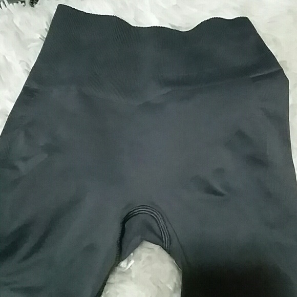 Lulu lemon cropped grey leggings size 2 - Picture 3 of 3