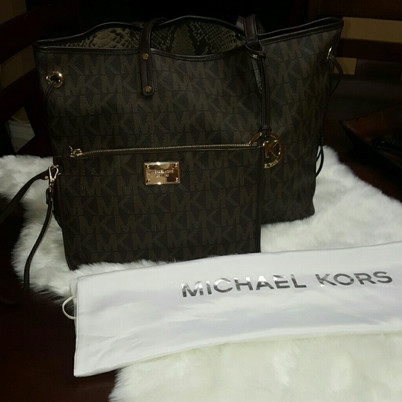 Michael Kors large reversible tote w/wristlet