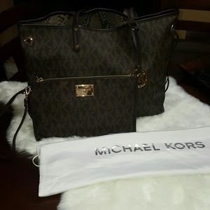 Michael Kors large reversible tote w/wristlet