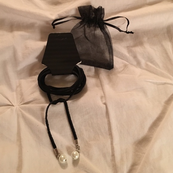 Boho/Chic Suede choker/necklace with pearl accents - Picture 3 of 3