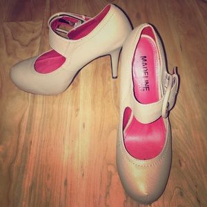 NWOT size 9 Madeline Buckle Khaki Heels