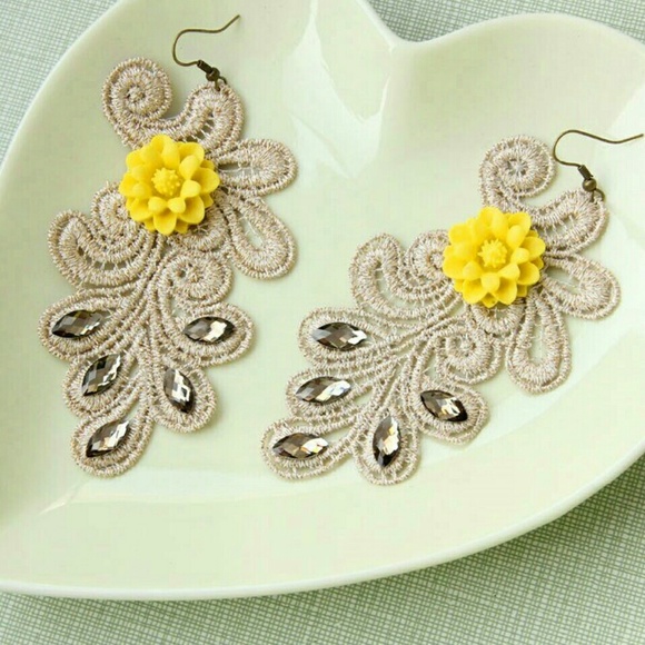 White Lace Earrings E 8 - Picture 1 of 4