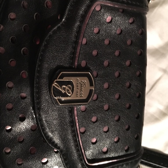 Small guess cross body purse. - Picture 2 of 4