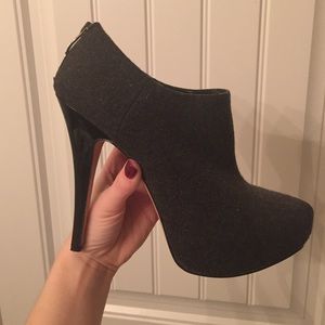 Vince Camuto ankle boot, size 9