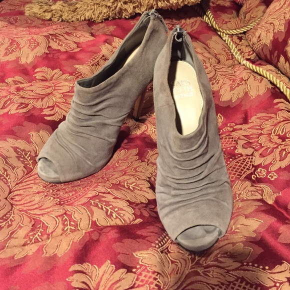 Suede peep toe pumps/booties