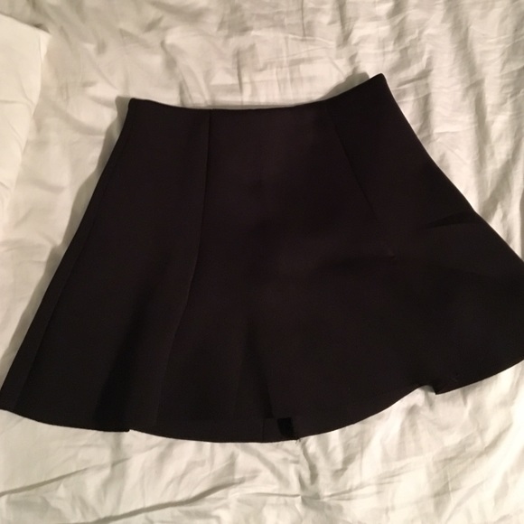 Black guess flounce skirt, never worn.