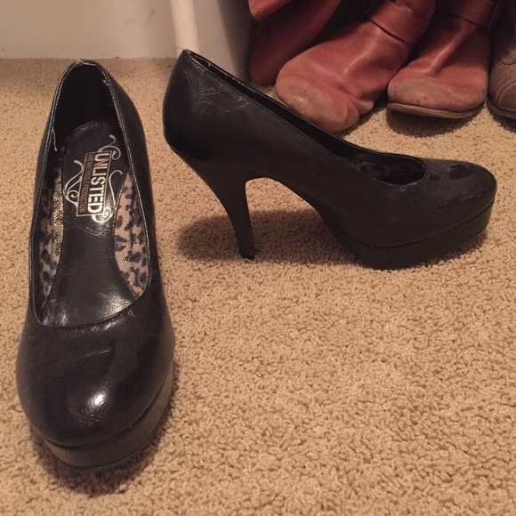 Black pumps
