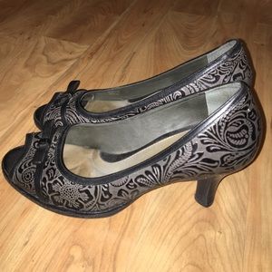 Nurture size 9 embossed leather kitten heels