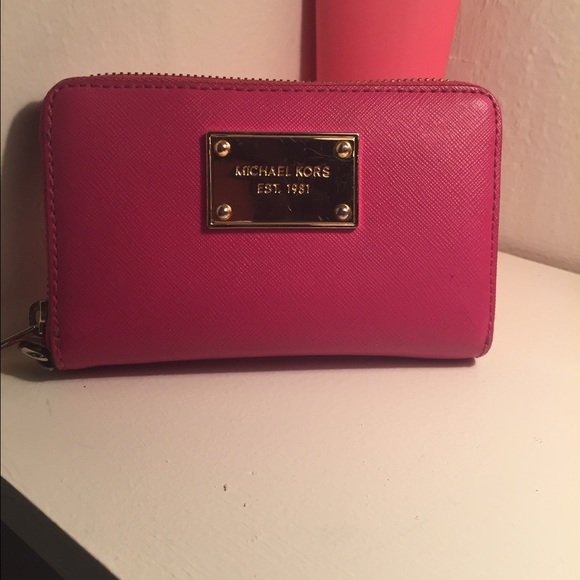 Michael Kors pink wallet ❤️