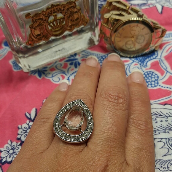 Tear drop cluster ring