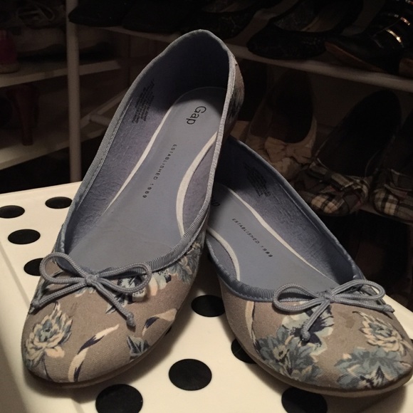 Blue floral GAP flats