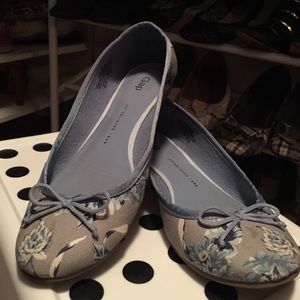 Blue floral GAP flats
