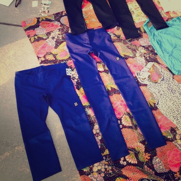 ⚡️ISO⚡️ Jolyn Capri or legging old style - Picture 2 of 5