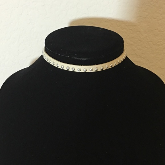 💡Silver Accented Leather Choker◻️ - Picture 2 of 4