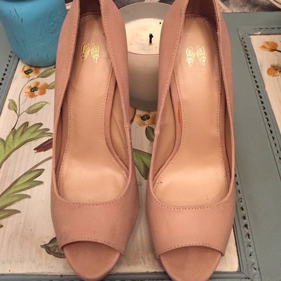 Victoria's Secret Nude Pump - Picture 4 of 4