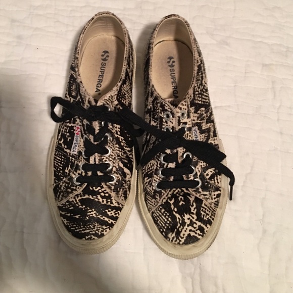 Super cute, fur sneaker