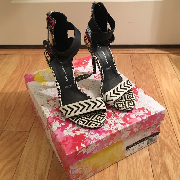 🔸HP🔸 CHINESE LAUNDRY 👠 "LEVITA" GEOMETRIC HEELS