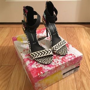 🔸HP🔸 CHINESE LAUNDRY 👠 "LEVITA" GEOMETRIC HEELS