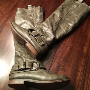 Candies size 7, man made material boots.