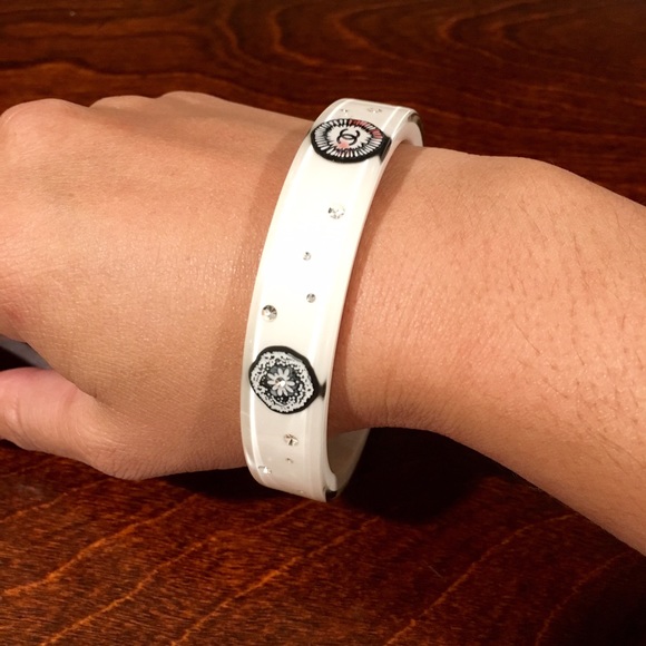 Auth Chanel Acrylic Bangle with Flowers & Crystals - Picture 3 of 4