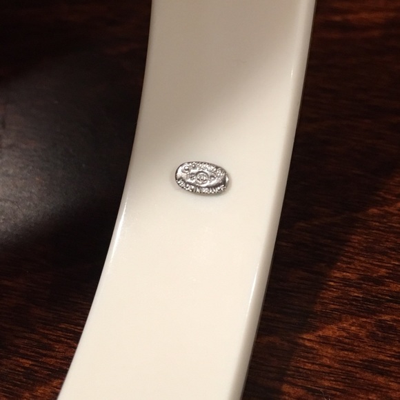 Auth Chanel Acrylic Bangle with Flowers & Crystals - Picture 4 of 4