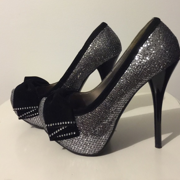 Quips brand..size 8..pewter glitter shoes - Picture 2 of 5