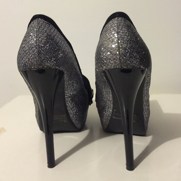 Quips brand..size 8..pewter glitter shoes - Picture 3 of 5